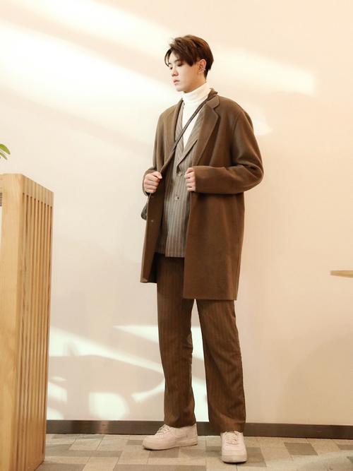 男生休闲棕色西服怎么搭配图片