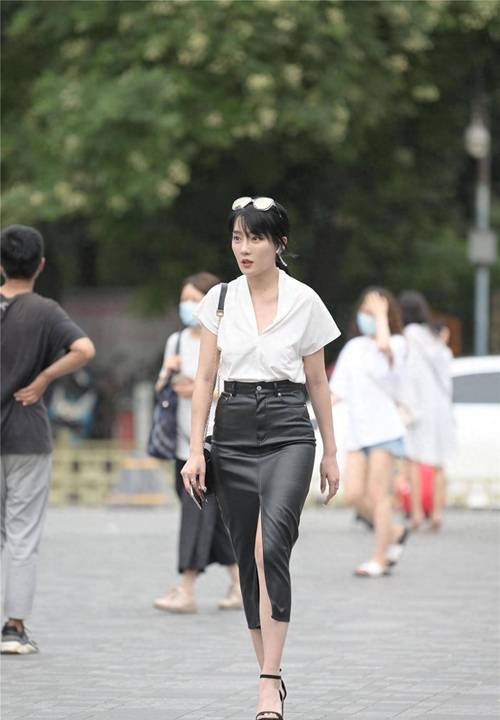 夏天皮裙怎么搭配图片
