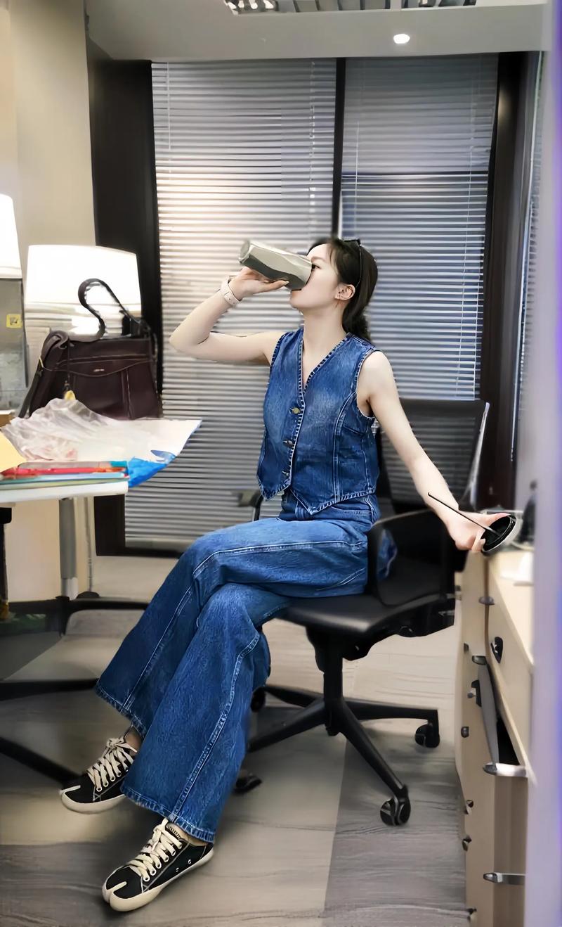 夏天牛仔马甲怎么搭配