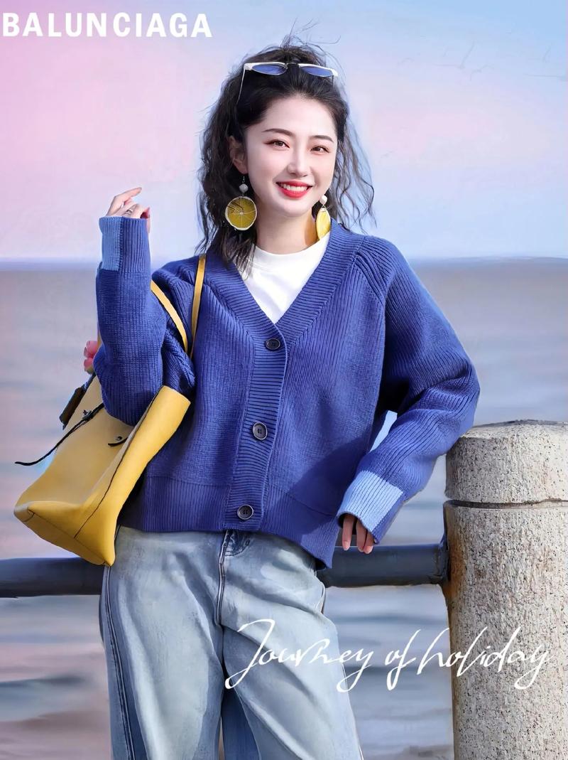 浅蓝色衣服配什么裤子