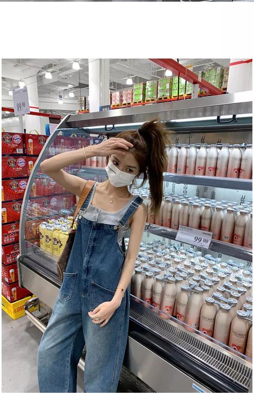 牛仔背带裤配什么上衣