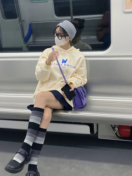 卫衣短裙怎么搭配