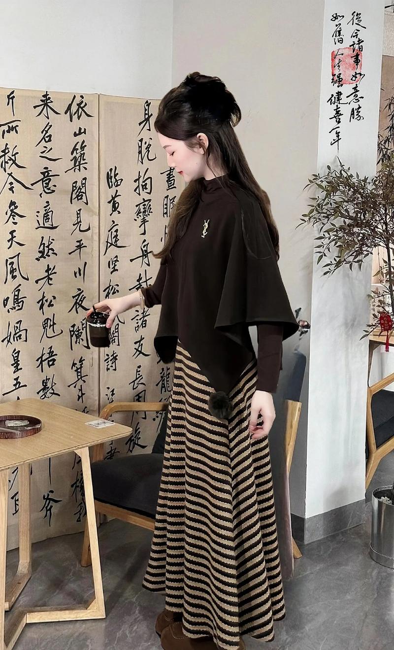驼色斗篷毛衣怎么搭配图片