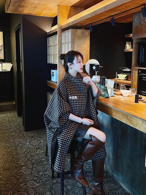 驼色斗篷毛衣怎么搭配