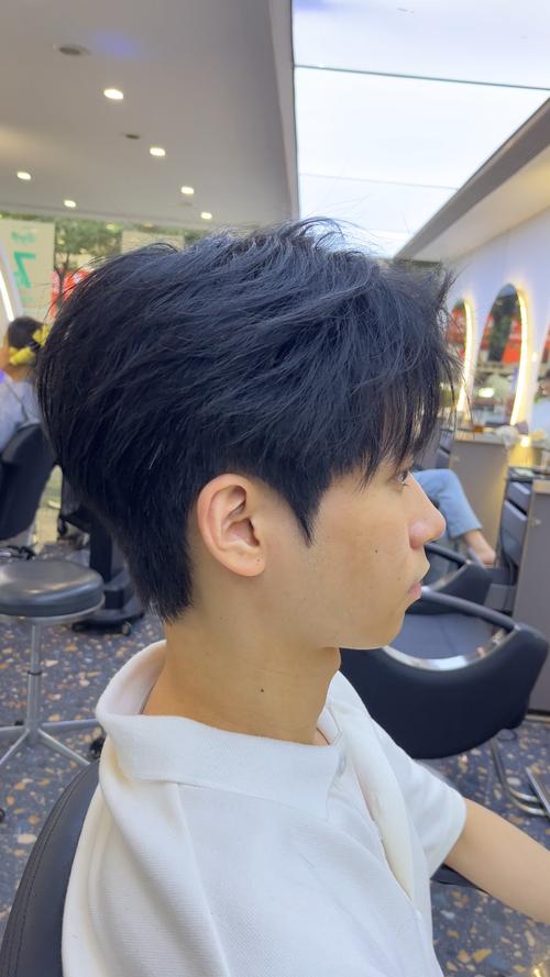 男自来卷适合什么发型