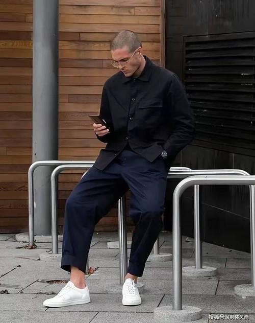 黑色衬衫配什么裤子男