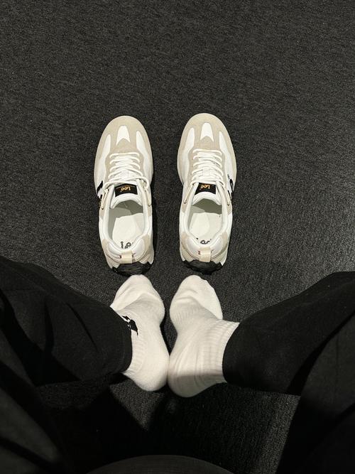 纯黑色阿甘鞋怎么搭配