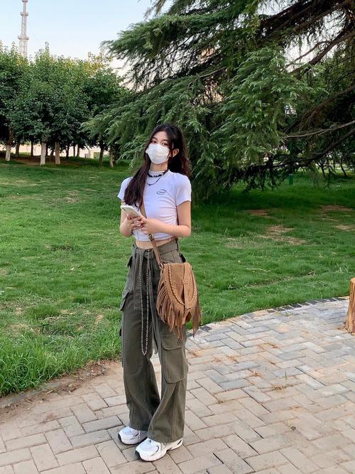 女工装裤搭配什么上衣