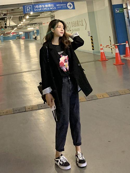 中长款黑色t恤怎么搭配外套