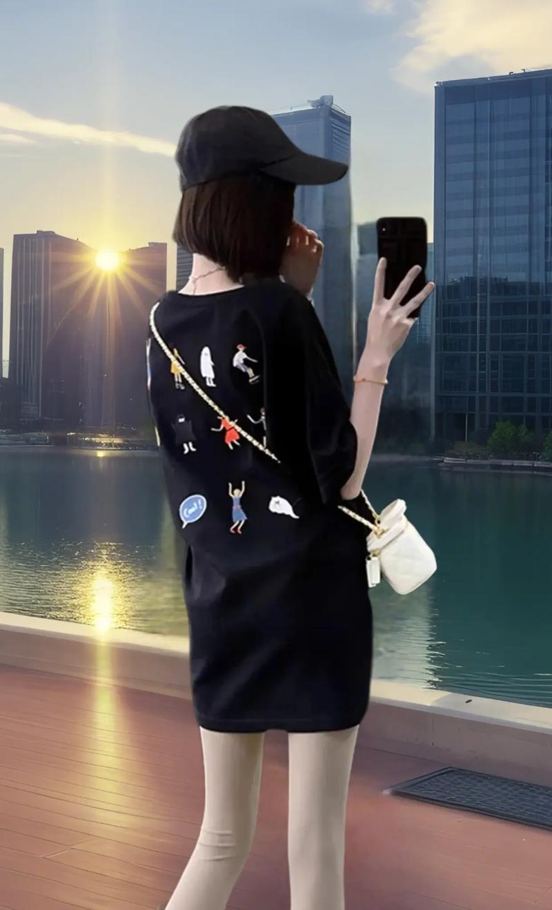 中长款黑色t恤怎么搭配