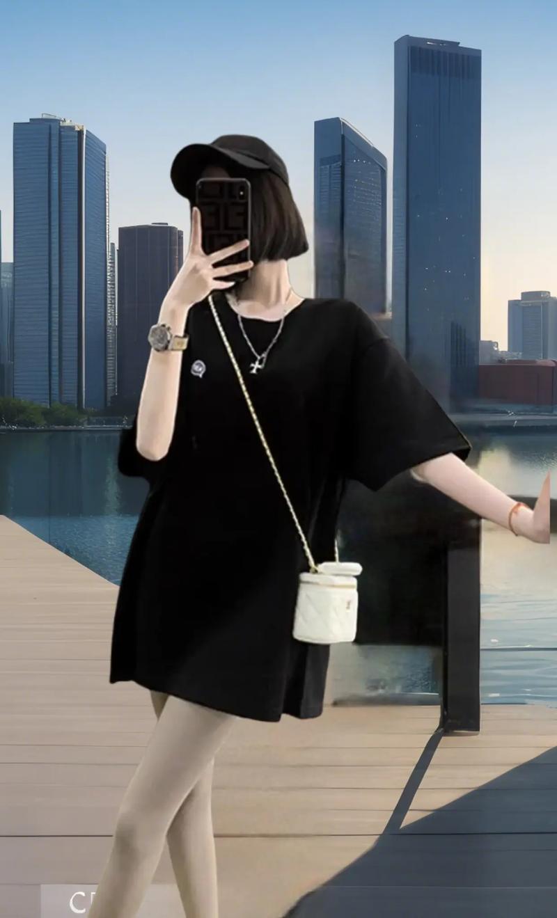 中长款黑色t恤怎么搭配