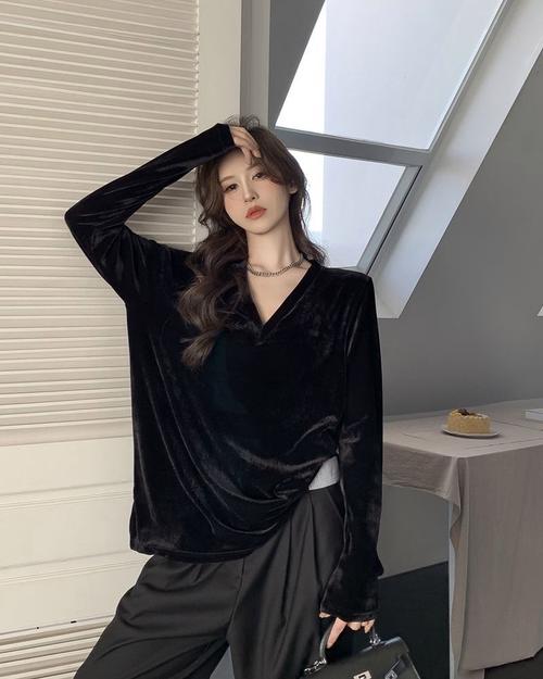 中长款黑色t恤怎么搭配