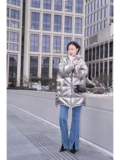 银色裤子怎么搭配衣服