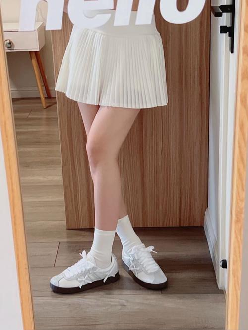 银白色的裤子怎么搭配