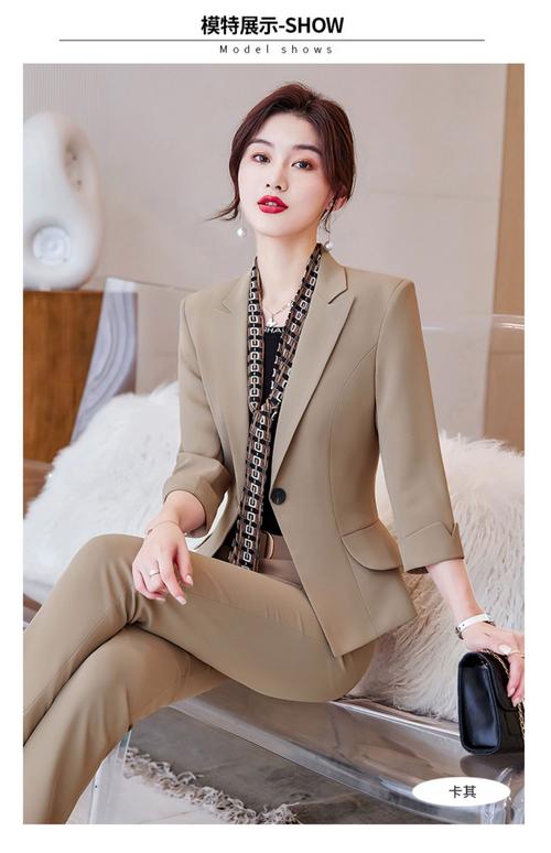 小黑西服怎么搭配