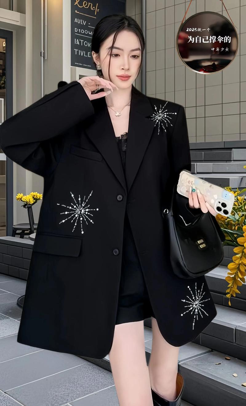 小黑西服怎么搭配