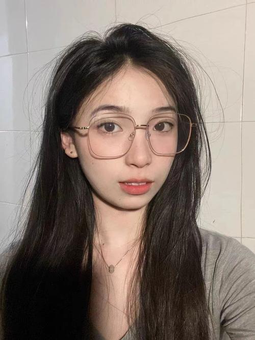 脸大带什么眼镜好看