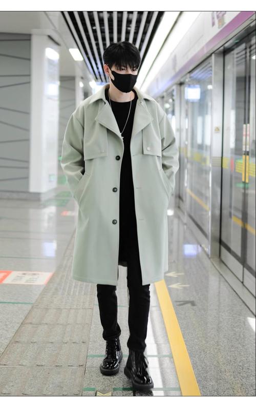 休闲男士风衣外套怎么搭配什么裤子