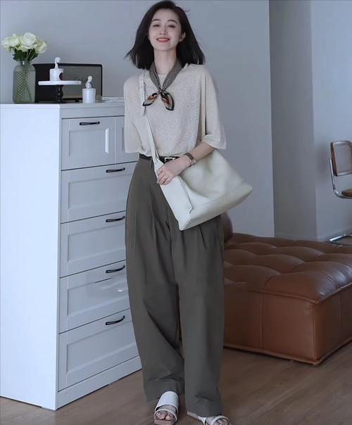 休闲宽松短款上衣怎么搭配什么裤子