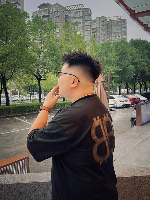 男生脸大什么发型好看