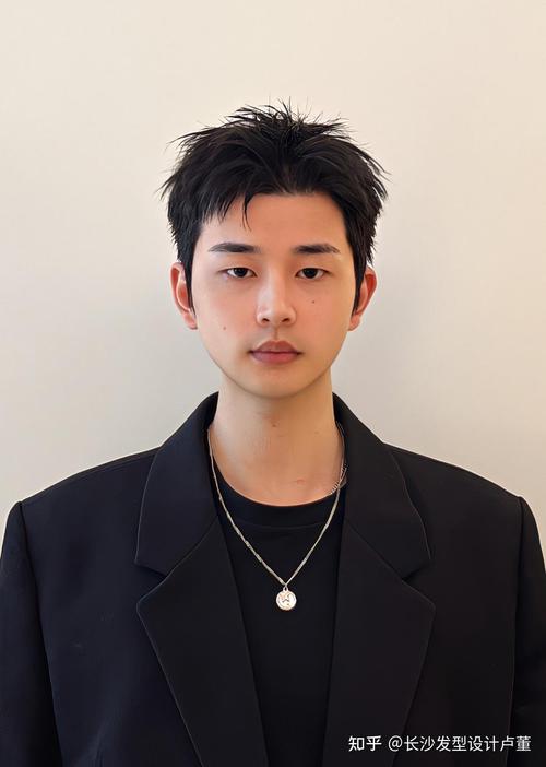 男生脸大什么发型好看