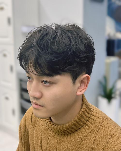 男生脸大什么发型好看