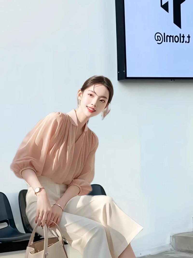 小衬衫怎么搭配裤子
