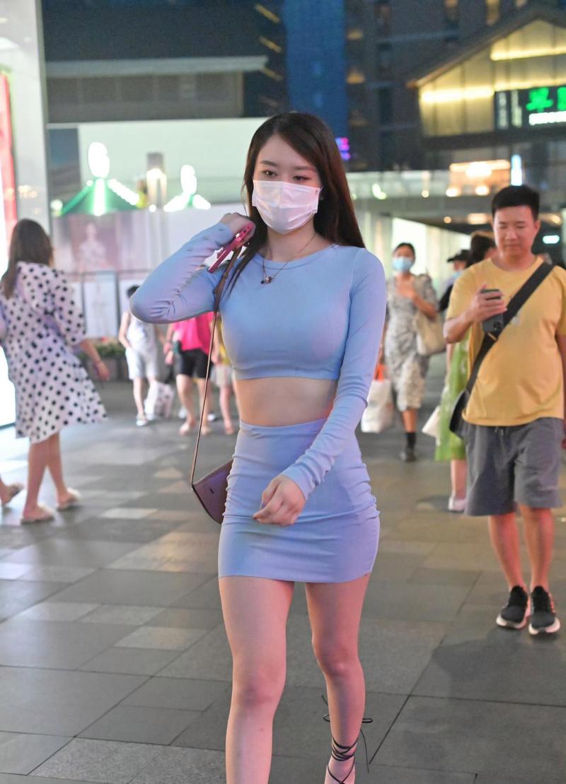 蓝色短裙配什么颜色上衣