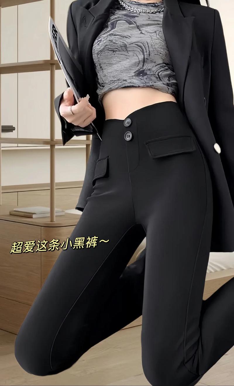 夏天黑色修身裤怎么搭配