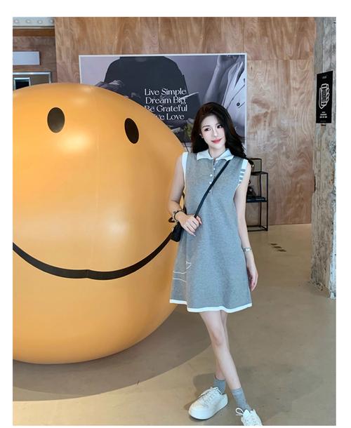 无袖针织长款连衣裙怎么搭配什么外套