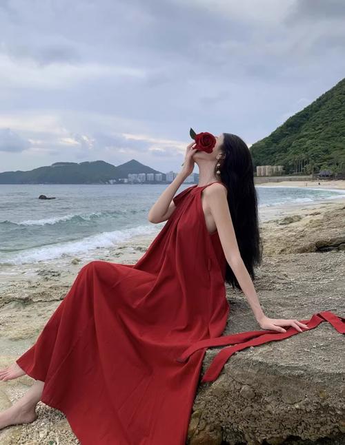 无袖红色长裙怎么搭配衣服