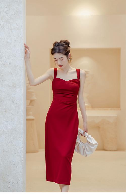 无袖红色长裙怎么搭配衣服