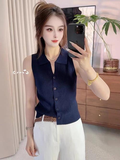 无袖背心怎么搭配上衣