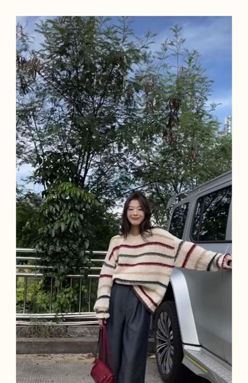 条纹长毛衣明星怎么搭配图片