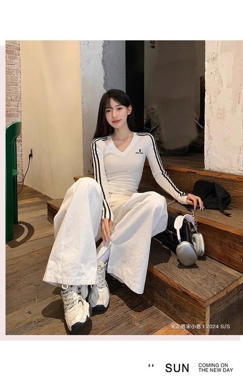 条纹v领t恤怎么搭配
