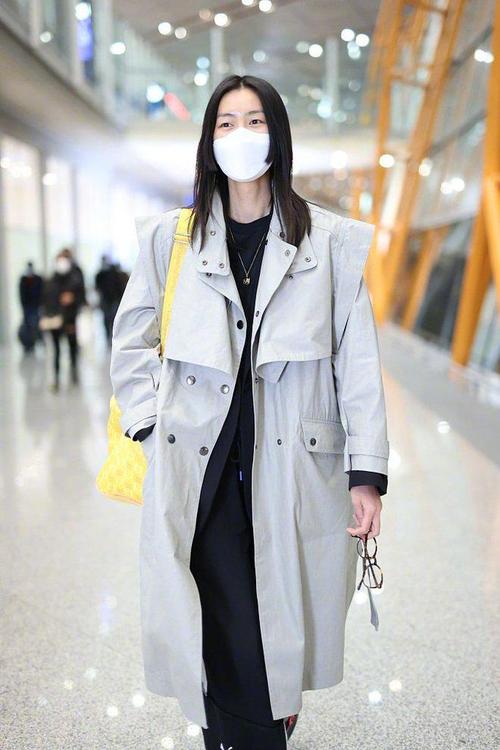 运动中长款风衣怎么搭配什么裤子好看图片