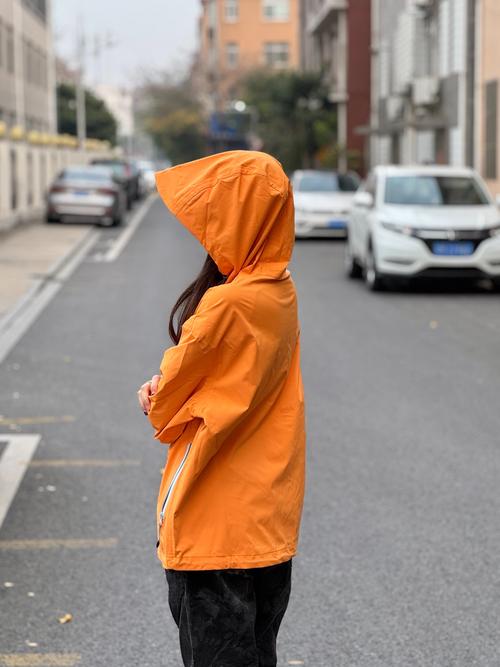 橙色运动衣服怎么搭配
