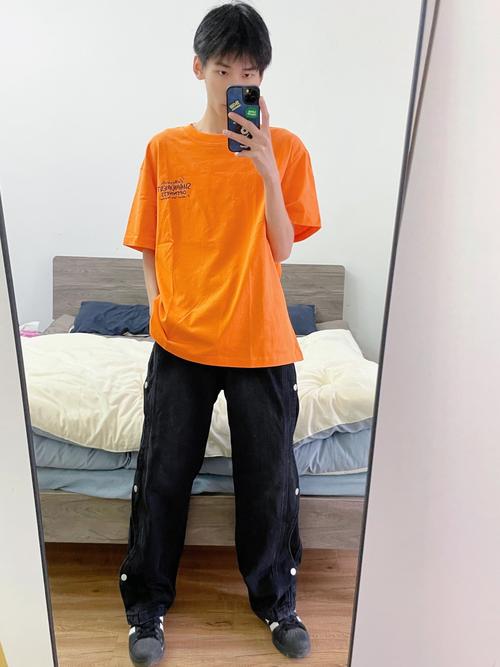 橙色运动短袖怎么搭配