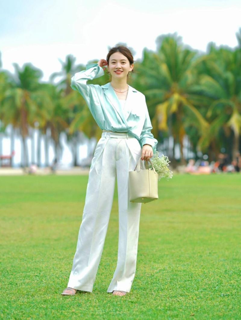 浅绿色外套配什么裤子