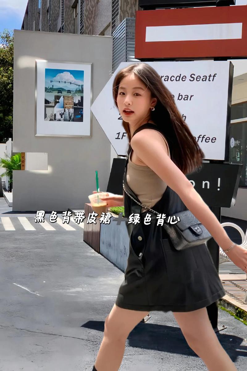 背带小皮裙怎么搭配什么外套好看