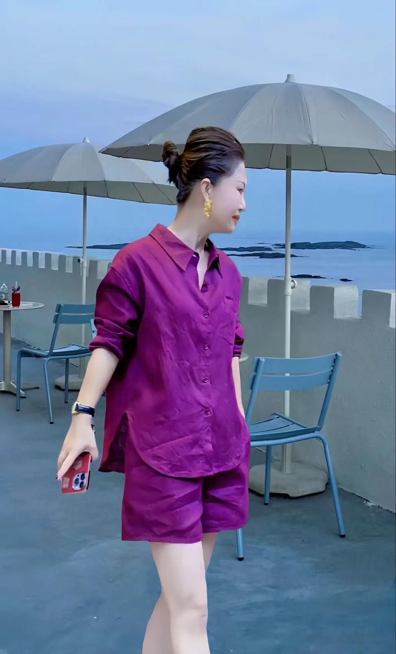 紫色t恤配什么外套