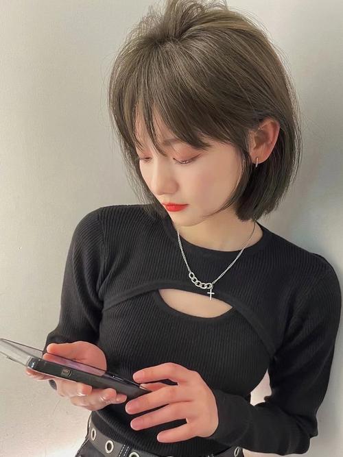方形的脸适合什么发型