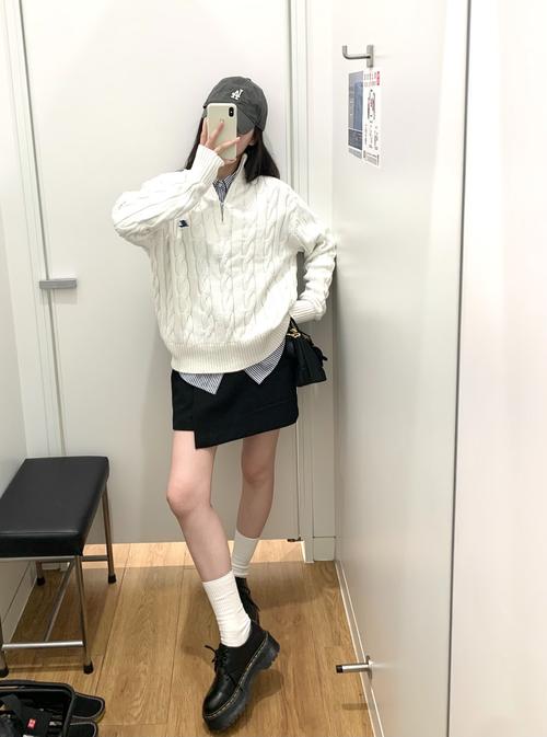 米色半裙配什么上衣