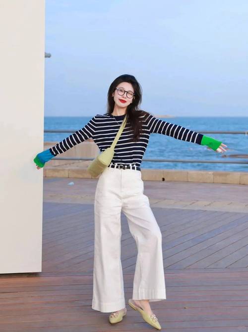 白衣服怎么搭配裤子好看图片欣赏