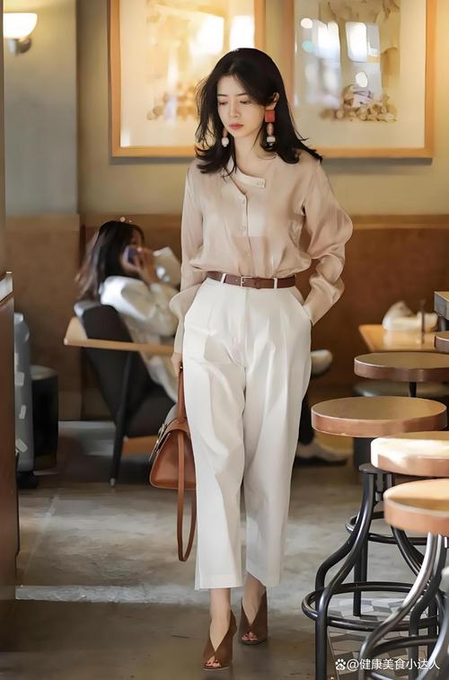 白色衣服裤子怎么搭配衣服