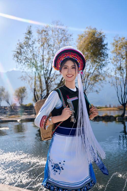 白色民族风上衣怎么搭配图片