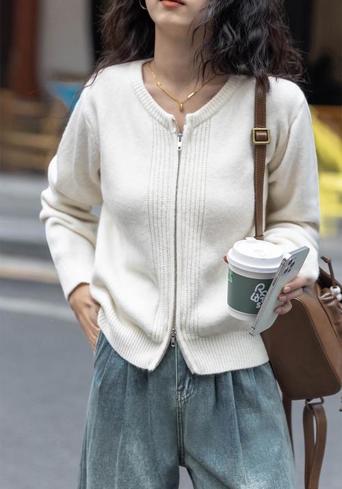 白色毛衣外套该怎么搭配衣服