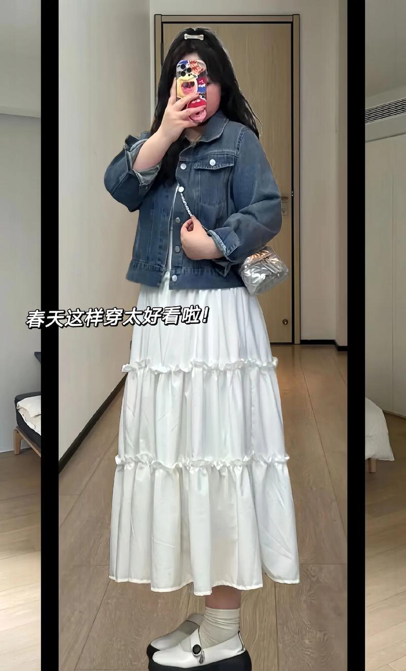 白色打底中长连衣裙怎么搭配外套