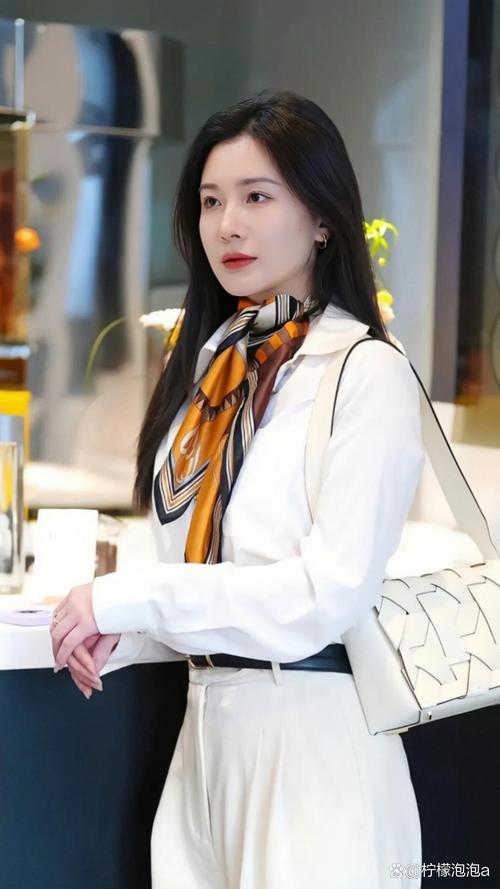 白色长披肩怎么搭配