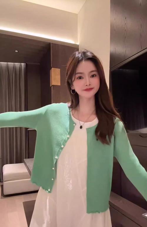 白色背心长款怎么搭配图片